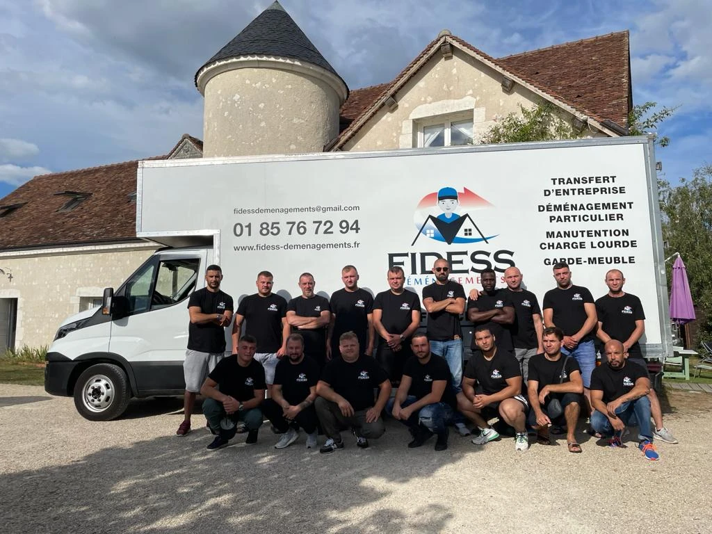 L’équipe Fidess Déménagement devant un camion de déménagement